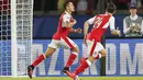 Penyerang Arsenal, Alexis Sanchez, merayakan gol yang dicetaknya ke gawang PSG. The Gunners akhinya berhasil menyamakan kedudukan menjadi 1-1 pada menit ke-77. (EPA/Ian Langsdon)