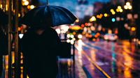Ilustrasi hujan di malam hari. (Photo by Todd Diemer on Unsplash)
&nbsp;