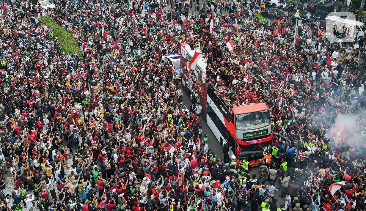 Suasana arak-arakan Timnas Indonesia U-22 di Bundaran HI, Jakarta, Jumat (19/5/2023). (Liputan6.com/Herman Zakharia)