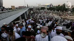 Ribuan umat Islam bersiap melaksanakan sholat Id 1 Syawal 1443 Hijriah hingga memenuhi Stadion Jakarta Internasional Stadium, Senin (2/5/2022). Pemerintah Indonesia menetapkan Hari Raya Idul Fitri 1443 Hijriah jatuh pada tanggal 2 Mei 2022. (Liputan6.com/Johan Tallo)
