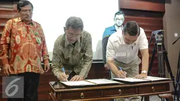 Kantor Staf Presiden dan Badan Pengawasan Keuangan dan Pembangunan (BPKP) menandatangani nota kesepahaman pengawasan serta pengendalian program prioritas nasional di Gedung Bina Graha, Jakarta, Jumat (10/7/2015). (Liputan6.com/Faizal Fanani)