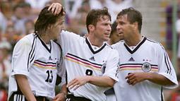 Ulf Kristen (kanan) terakhir bermain di Euro 2000 ketika menghadapi Timnas Portugal. Saat itu umurnya menginjak 34 tahun, 6 bulan, dan 16 hari. Ia merupakan penyerang andalan Timnas Jerman. Sebelum pensiun pada tahun 2003, ia telah membukukan 20 gol di 51 pertandingan. (Foto: AFP/Toshifumi Kitamura)