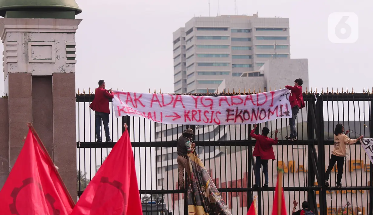 <p>Massa aksi dari berbagai elemen melakukan aksi di Gedung DPR, Jakarta, Kamis (21/4/2022). Aksi yang terdiri dari buruh, mahasiswa dan aktivis menyuarakan untuk menolak penundaan pemilu, kenaikan harga minyak, dan cipta kerja. (Liputan6.com/Angga Yuniar)</p>