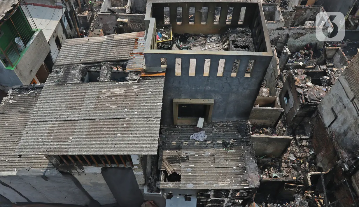 Kondisi permukiman yang terbakar di Jalan Keadilan Dalam, Taman Sari, Jakarta Barat, Senin (19/4/2021). Kebakaran permukiman padat tersebut mengakibatkan sebanyak 200 rumah hangus terbakar dan sekitar 1.000 warga terpaksa mengungsi. (Liputan6.com/Herman Zakharia)