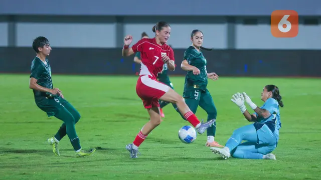 Foto: Momen Pemain Timnas Indonesia Putri Kewalahan Membongkar Benteng Kukuh Pakistan