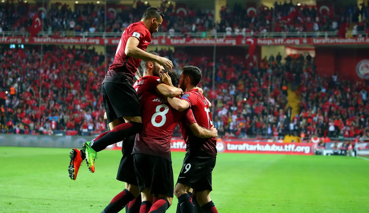 Para pemain Turki merayakan gol yang dicetak Cenk Tosun ke gawang Finlandia pada laga kualifikasi Piala Dunia 2018. Dukungan sang presiden berbuah manis, Turki berhasil mengalahkan Finlandia 2-0 melalui dua gol Cenk Tosun. (AFP/Stringer)