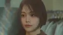 Dalam trailer perkenalan tersebut, Carmen tampil memesona dengan penampilan perdananya. Wajah putih nya diaplikasikan blush on pink dengan lipstik coral tipis. Riasan mata dibuat soft dengan bulu mata tertata rapi. [Dok. YouTube SM Entertainment]
