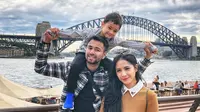 Sydney Harbour Bridge menjadi saksi harmonisnya keluarga Raffi Ahmad. Rafathar terlihat begitu bahagia menikmati suasana di Sydney, Australia. Dengan berada di pundak Raffi Ahmad, Rafathar bisa menikmati pemandangan Sydney dengan lebih jelas. (Liputan6.com/IG/@raffinagita1717)