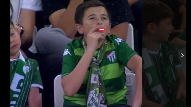 Penonton merokok saat menyaksikan laga amal di Turki