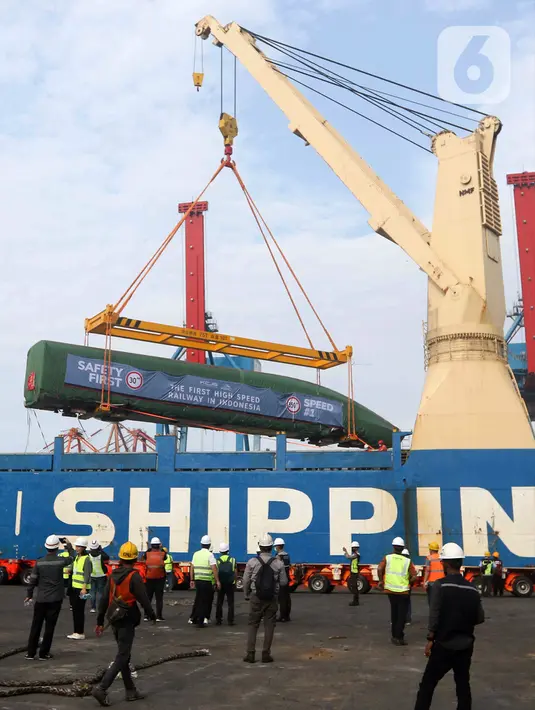 Pekerja dengan dibantu alat berat menurunkan rangkaian kereta cepat di Pelabuhan Tanjung Priok, Jakarta Utara, Jumat (2/9/2022). Rangkaian kereta cepat yang telah selanjutnya akan langsung dibawa ke KCIC Tegalluar, Bandung, Jawa Barat. (Liputan6.com/Herman Zakharia)