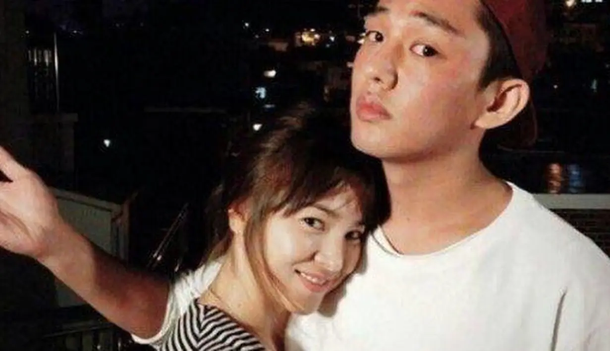 Sebelumnya Song Hye Kyo juga menunjukkan kedekatan mereka sebagai sahabat saat Yoo Ah In mengirimkan truk kopi ke lokasi syuting. (Foto: Twitter/kyoilys)