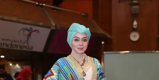 Banyak selebriti Indonesia yang kini memutuskan untuk berhijab, salah satunya artis cantik Terry Putri. Berhijab memang berkewajiban untuk menutupi seluruh aurat, meski begitu Terry Putri tetap memperhatikan fashion. (Nurwahyunan/Bintang.com)