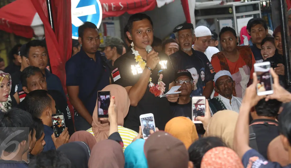 Cagub DKI Agus Yudhoyono menyampaikan sambutan di Rusun Jatinegara Barat, Jakarta, Minggu (8/1). Di sini, Agus mendapat deklarasi dukungan dari Relawan Emas (Menangkan Agus-Sylvi) yang mewakili korban gusuran. (Liputan6.com/Immanuel Antonius)