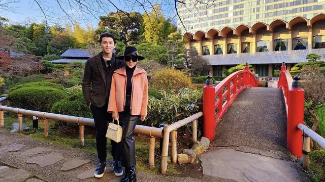 Gaya Kompak Syahrini dan Reino Barack Tahun Baruan di Jepang, credit: (@princessyahrini)