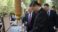 Presiden Rusia Vladimir Putin menghadiahi Presiden China Xi Jinping sekotak besar es krim untuk ultah ke-66 (Sputnik / AFP PHOTO)