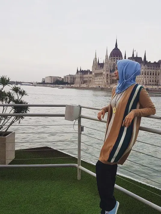 "Target saya jadi orang baik aja," jelas perempuan kelahiran Sukabumi, 12 Desember 1973 itu.  (Instagram/desyratnasariterdepan)