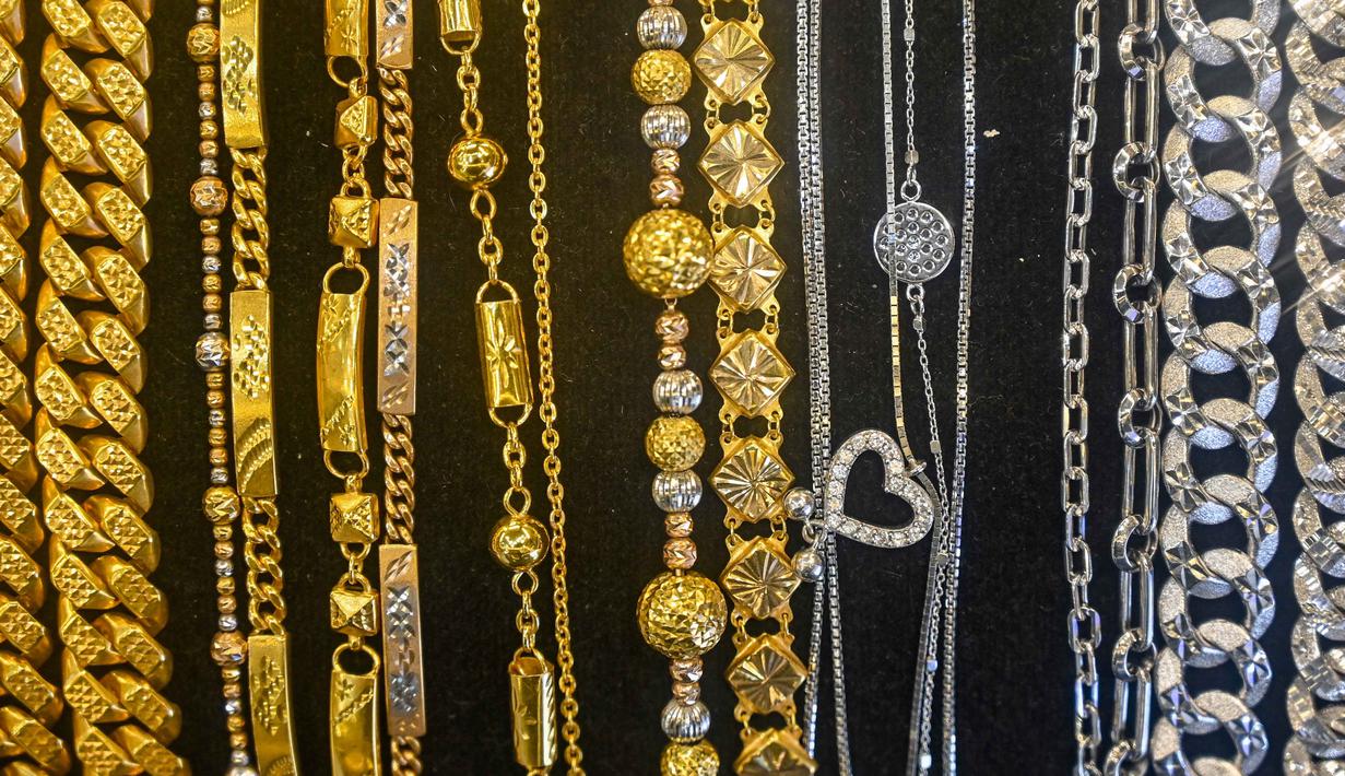 Sementara, untuk harga emas perhiasan berdasarkan data dari Raja Emas Indonesia, Laku Emas, dan Hartadinata Abadi dalam berbagai kadar karat pada Rabu (14/1/2026) cenderung stabil, seperti harga emas perhiasan 24 Karat per gram diangka Rp 2.300.000. Tampak dalam foto, perhiasan emas dipajang di sebuah toko perhiasan di Banda Aceh pada Rabu 14 Januari 2026. (CHAIDEER MAHYUDDIN/AFP)