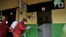 Petugas pemadam kebakaran Jakarta Pusat saat menyemprotkan cairan disinfektan di area WC umum Pasar Rawasari, Jakarta, Kamis (11/6/2020).  (merdeka.com/Iqbal S. Nugroho)