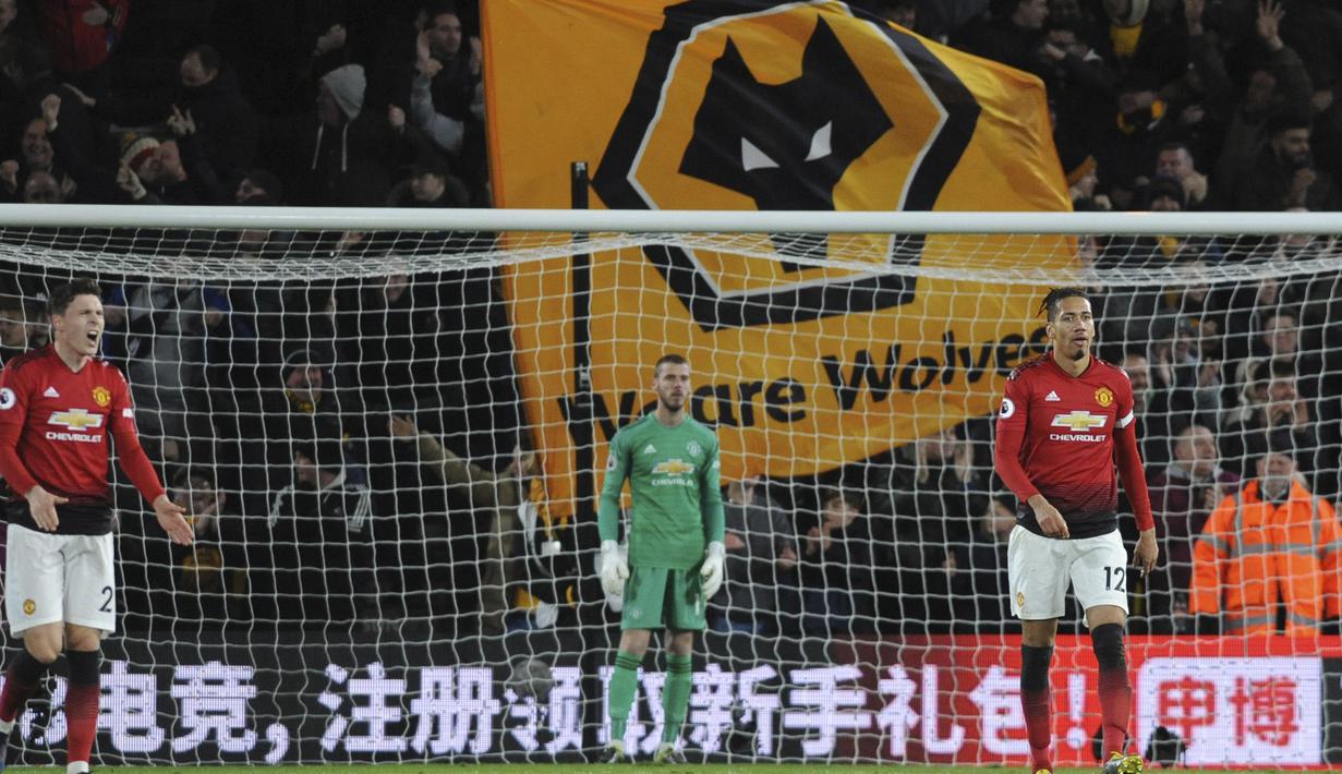 Para pemain Manchester United tampak lesu usai ditaklukkan Wolverhampton Wanderers pada laga Premier League 2019 di Stadion Molineux, Selasa (2/4). Wolverhampton menang 2-1 atas Manchester United. (AP/Rui Vieira)