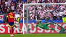 Kiper Timnas Spanyol, Unai Simon berhasil mementahkan eksekusi penalti striker Timnas Kroasia, Bruno Petkovic pada laga Grup B Euro 2024 di Olympiastadion, Berlin, Jeman, Sabtu (15/6/2024). (AP Photo/Manu Fernandez)