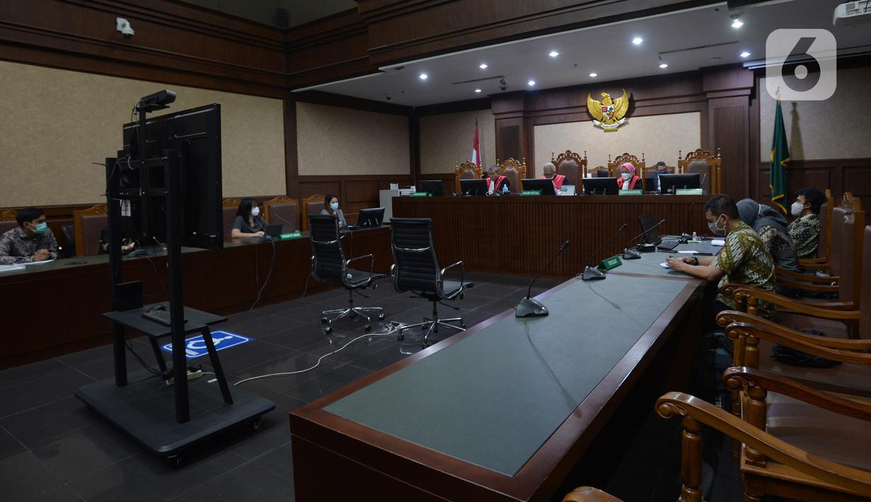 Suasana sidang dengan agenda pembacaan putusan gugatan polusi udara di Pengadilan Negeri Jakarta Pusat, Jakarta, Kamis (16/9/2021). Gugatan polusi udara dengan 32 orang penggugat dengan nama Gerakan Inisiatif Bersihkan Udara Koaslisi Semesta (Ibu Kota). (merdeka.com/Imam Buhori)
