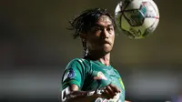 Pemain Persebaya Surabaya, Ady Setiawan mengontrol bola saat melawan Persiraja Banda Aceh dalam laga pekan ke-10 BRI Liga 1 2021/2022 di Stadion Maguwoharjo, Sleman, Minggu (31/10/2021). (Bola.com/Bagaskara Lazuardi)