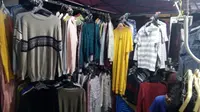 Di bulan Ramadan dan jelang Lebarn, kawasan Trunojoyo, Kota Bandung, banyak diisi pelapak pakaian.