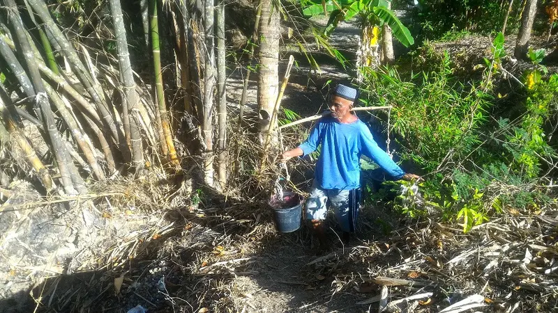 Ilustrasi – Warga di Cinangsi Kecamatan Gandrungmangu, Cilacap mengambil air bersih dari sungai pada musim kamarau. (Foto: Liputan6.com/Muhamad Ridlo)