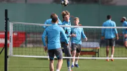 Ini menjadi kali kedua dalam enam bulan stadion ikonik tersebut kedatangan Barcelona. Tampak dalam foto, gelandang Newcastle United asal Inggris, Anthony Gordon, saat mengikuti sesi latihan tim di pusat pelatihan Darsley Park di Newcastle upon Tyne, pada Senin 9 Maret 2026. (SCOTT HEPPELL/AFP)