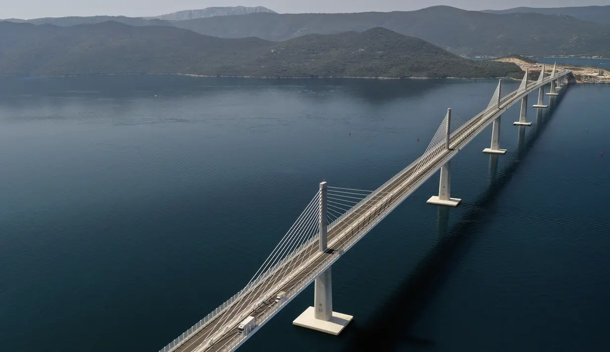Pemandangan dari udara Jembatan Peljesac yang baru dibangun di Komarna, Kroasia selatan, 26 Juli 2022. Kroasia menandai pembukaan kunci dan jembatan yang telah lama ditunggu-tunggu yang menghubungkan dua bagian dari garis pantai Laut Adriatik negara itu dengan melewati sebagian kecil wilayah Bosnia. (AP Photo)
