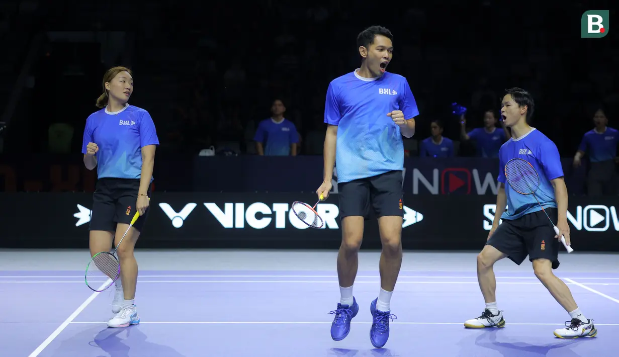 Fajar Alfian (tengah) bersama tim Lightning melakukan selebrasi setelah mencetak poin dalam laga pertama 3v3 Badminton XL 2025 melawan tim Rocktes di Istora Senayan, Jakarta, Sabtu (04/10/2025). (Bola.com/Bagaskara Lazuardi)