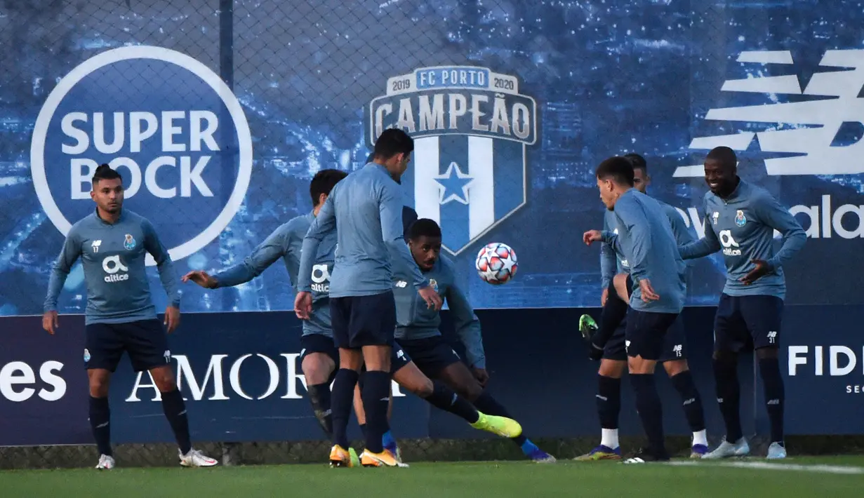 Para pemain FC Porto mengikuti sesi Latihan menjelang laga Liga Champions di tempat latihan klub di Olival, Vila Nova de Gaia, Senin (30/11/2020). FC Porto akan menjamu Manchester City dalam matchday 5 Grup C Liga Champions pada Rabu 2 Desember 2020 dinihari WIB. (MIGUEL RIOPA/AFP)