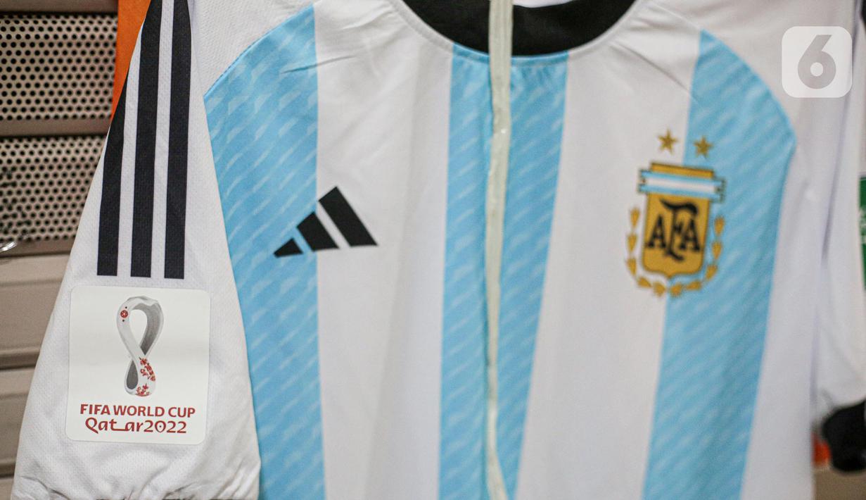 Jersey Argentina dengan logo Piala Dunia 2022 Qatar terlihat di salah satu kios di Blok B Pasar Tanah Abang, Jakarta, Jumat (18/11/2022). Jersey sejumlah tim nasional favorit peserta Piala Dunia 2022 Qatar seperti Belanda, Brasil, Jerman, serta Argentina banyak diburu pembeli. (Liputan6.com/Faizal Fanani)