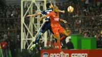 Striker PSM, Reinaldo Elias da Costa, saat duel dengan bek Arema, Jad Noureddine, Rabu (10/5/2017). (Bola.com/Iwan Setiawan)