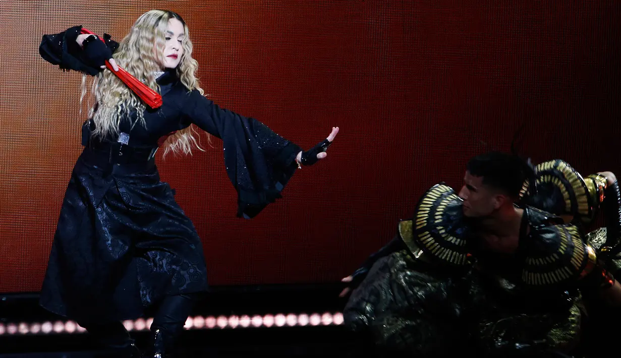 Penyanyi Madonna sering mempraktekkan yoga Ashtanga yoga, yang merupakan gaya yoga yang menitikberatkan pada kedinamisan gerakan dan transisi antar postur gerakan. (AFP Photo/Francois Guillot)