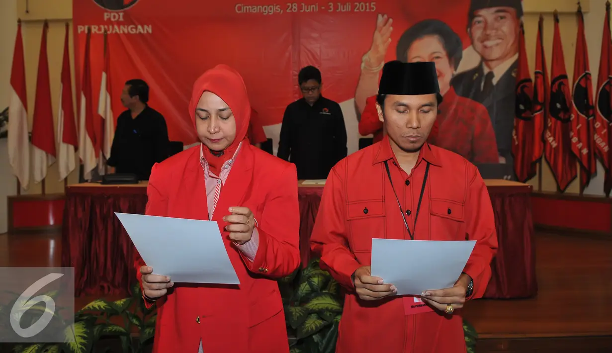 Calon kepala daerah dan wakil kepala daerah dari PDI Perjuangan melakukan sumpah janji agar setia Panca Prasetya saat acara penutupan sekolah khusus calon kepala daerah, Jawa Barat, Jumat (3/7/2015). (Liputan6.com/Herman Zakharia)