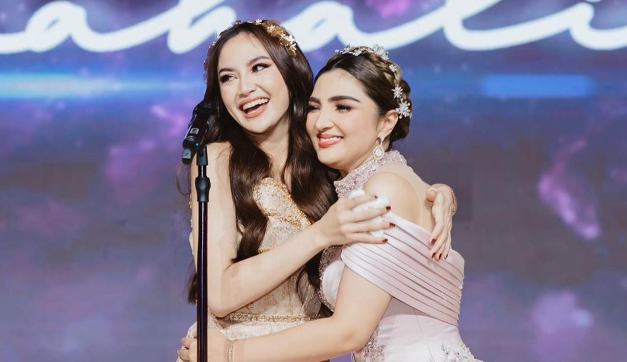 Pelantun Sisa Rasa itu juga menggunakan kesempatan itu untuk mengucapkan selamat ulang tahun secara langsung kepada Ashanty. Di atas panggung, Mahalini dan Ashanty saling berpelukan. Dalam keterangan unggahan, penyanyi jebolan Indonesian Idol itu mengucapkan "Happy birthday bunda". (Liputan6.com/IG/@mahaliniraharja)