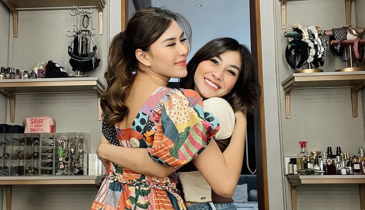 <p>Kekompakan Syahnaz Sadiqah dan Nisya Ahmad kerap diperlihatkan lewat gaya fashion yang serasi. [Foto: IG/nissyaa].</p>
