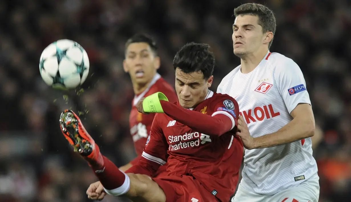 Gelandang Liverpool, Philippe Coutinho, menendang bola saat dijaga gelandang Spartak Moskow, Roman Zobnin, pada laga Liga Champions di Stadion Anfield, Liverpool, Rabu (6/12/2017). Liverpool menang 7-0 atas Spartak. (AP/Rui Vieira)