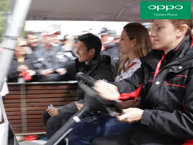 Pebalap Manor Racing asal Indonesia, Rio Haryanto menyapa fans saat berada di fan zone jelang GP Australia di Sirkuit Albert Park, Melbourne, Sabtu (19/3/2016). (Bola.com/Yus Mei Sawitri)