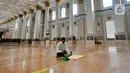 Umat muslim bertadarus Alquran di Masjid Kubah Emas, Depok, Jawa Barat, Jumat (16/4/2021). Bulan suci Ramadhan dimanfaatkan umat muslim untuk memperbanyak amalan dan ibadah di antaranya sholat sunah, zikir, dan tadarus Alquran.
(merdeka.com/ Arie Basuki)