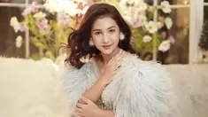 Dalam pemotretan kali ini, Sandrinna Michelle tampil dengan gaun berwarna putih beserta aksesoris yang nampak senada. Penampilannya kali ditata oleh Fasion Stylist Belly Iverzon. (Liputan6.com/IG/fdphotography90)