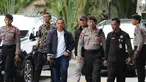 Bupati Pati, Sudewo (ketiga kiri) dikawal petugas setibanya di Gedung Merah Putih Komisi Pemberantasan Korupsi (KPK), Jakarta, Selasa (20/1/2026). Usai tertangkap tangan, Bupati Pati Sudewo digelandang ke Gedung Merah Putih Komisi Pemberantasan Korupsi (KPK), Jakarta. (merdeka.com/Arie Basuki)