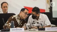 Rakor juga dihadiri Menteri Perhubungan Budi Karya Sumadi (kiri) dan Menteri Pariwisata dan Ekonomi Kreatif (Menparekraf) Sandiaga Uno. (Liputan6.com/Angga Yuniar)