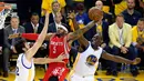 Pemain Houston Rockets, Josh Smith berusaha memasukkan bola ke ring di Game ke 5 final wilayah barat di Oakland, California, (27/5/2015). Warriors menang 104-90 dan melaju ke final NBA setelah 40 tahun. (Kelley L Cox-USA TODAY Sports)