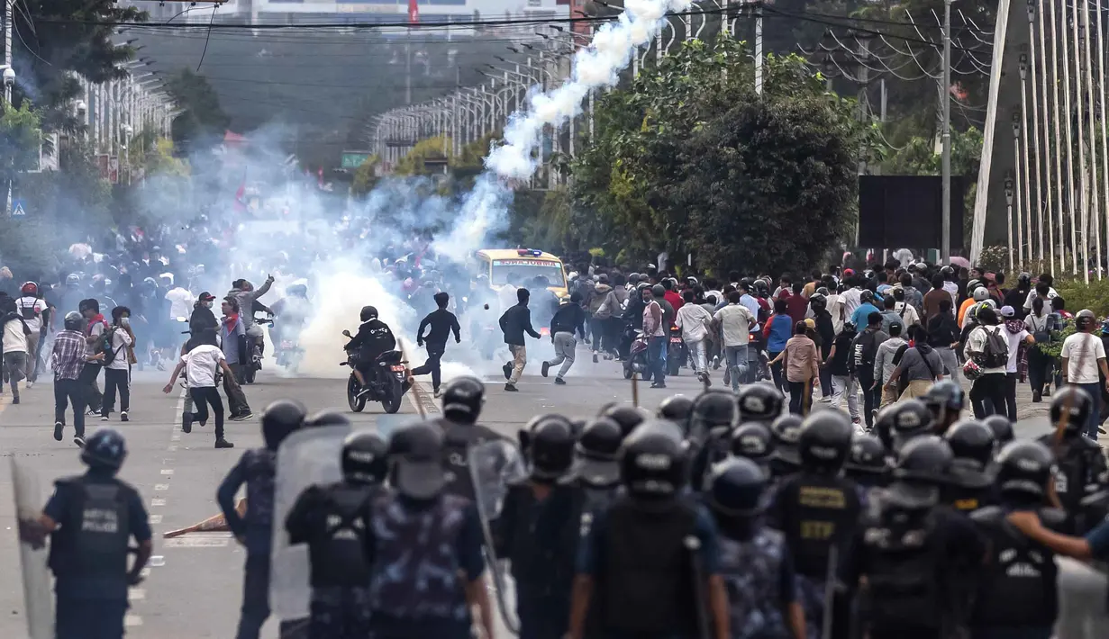 Kekerasan dari aparat semakin menjadi setelah beberapa pengunjuk rasa berupaya menembus area parlemen dengan menaiki pagar bangunan tersebut. (PRABIN RANABHAT/AFP)