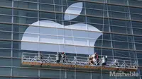Para pekerja tengah memasang logo Apple di Moscone West pada 3 Juni (Foto: Mashable)