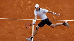 John Isner berusaha mengembalikan pukulan keras Rafael Nadal (REUTERS/Eric Gaillard)