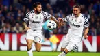 Dani Alves (kiri) dan  Marko Pjaca (kanan) menjadi penentu kemenangan dengan mencetak satu gol untuk kemenangan timnya saat melawan FC Porto pada babak 16 besar Liga Champions di Dragao stadium, Porto, (22/2/2017). (EPA/Jose Coelho)