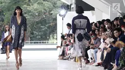 Model memeragakan busana rancangan desainer Sapto Djojokartiko di Jakarta, Kamis (20/9). Sapto memamerkan 70 busana Spring/Summer 2019 untuk merayakan 10 tahun karyanya di dunia fesyen. (Liputan6.com/Herman Zakharia)